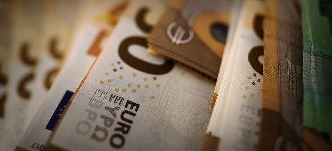 Almanya seçimleri sonrası euro son bir ayın zirvesinde