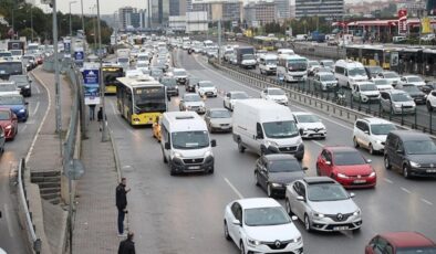 İstanbul’da akşam saatlerinde trafik yoğunluğu yaşanıyor