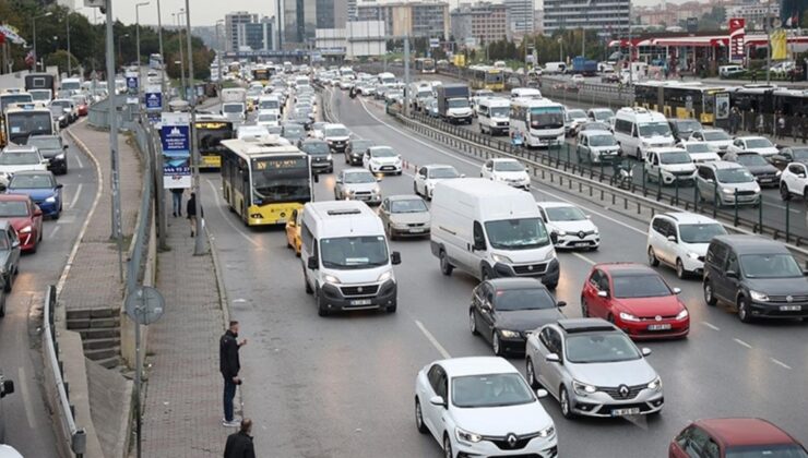 İstanbul’da akşam saatlerinde trafik yoğunluğu yaşanıyor