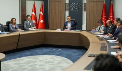 CHP MYK toplandı: Özgür Özel’e saldırı gündemde
