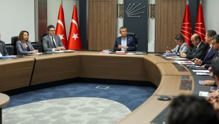 CHP MYK toplandı: Özgür Özel’e saldırı gündemde
