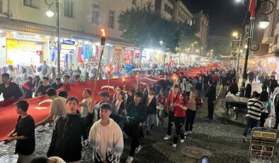 Diyarbakır’da 157 metrelik Türk Bayrağı yürüyüşü
