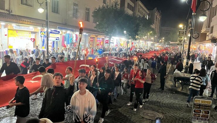 Diyarbakır’da 157 metrelik Türk Bayrağı yürüyüşü