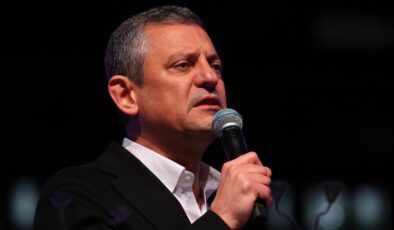 Özgür Özel, Beyazıt Meydanı’nda: Dalga dalga aydınlık oldular, yürüdüler karanlığın üstüne, meydanları zapt ettiler