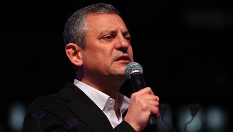 Özgür Özel, Beyazıt Meydanı’nda: Dalga dalga aydınlık oldular, yürüdüler karanlığın üstüne, meydanları zapt ettiler