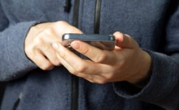 Bu telefon 5 dakikada bir ekran görüntüsü alıp devlete gönderiyor