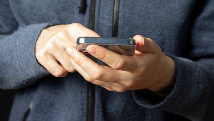 Bu telefon 5 dakikada bir ekran görüntüsü alıp devlete gönderiyor