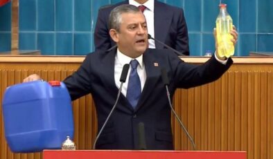 Kürsüye bu şekilde çıktı! Elindeki şişeye bakın kaç lira ödemiş
