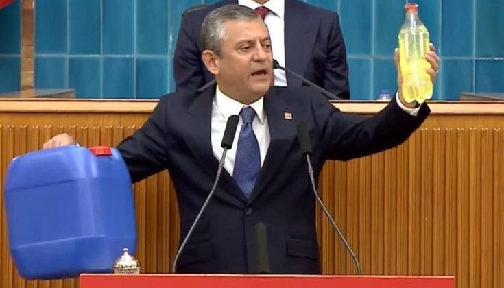 Kürsüye bu şekilde çıktı! Elindeki şişeye bakın kaç lira ödemiş
