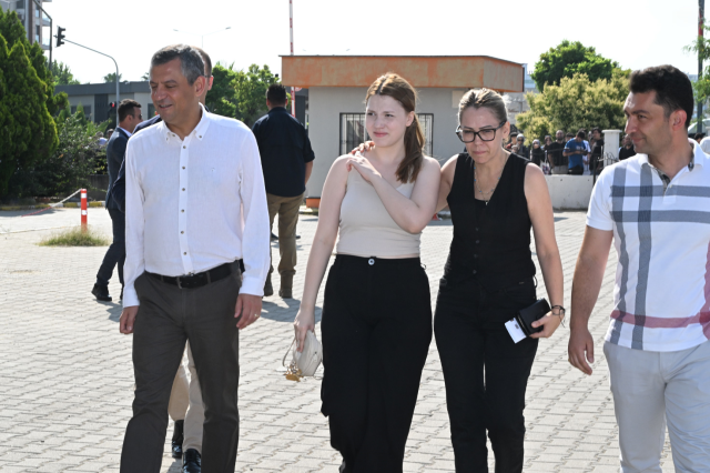 Özgür Özel sözünü tuttu! Can dostunun kızını yalnız bırakmadı