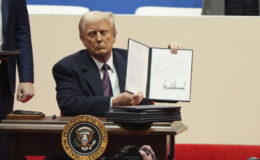 Trump’ın, 12 ülkenin vatandaşlarının ABD’ye seyahatini yasaklamasına ilişkin kararı yürürlüğe girdi