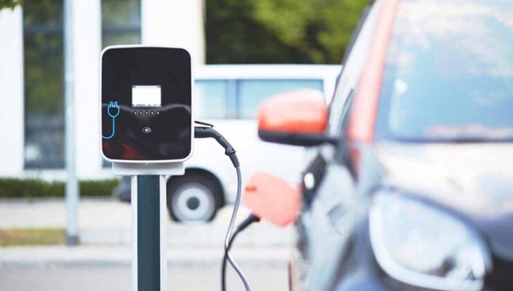 5 dakikada 400 KM şarj etti, benzinliyi solladı! Elektrikli araç meydan okuyor