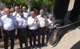 CHP’li Tanal Adıyaman halkıyla ayaklarına kelepçe bağladı: ‘Tutdere’nin evde ne işi var?’