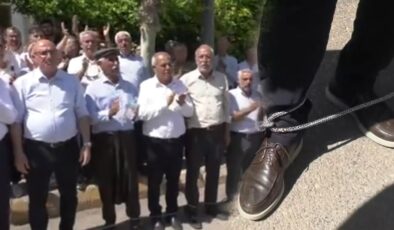CHP’li Tanal Adıyaman halkıyla ayaklarına kelepçe bağladı: ‘Tutdere’nin evde ne işi var?’