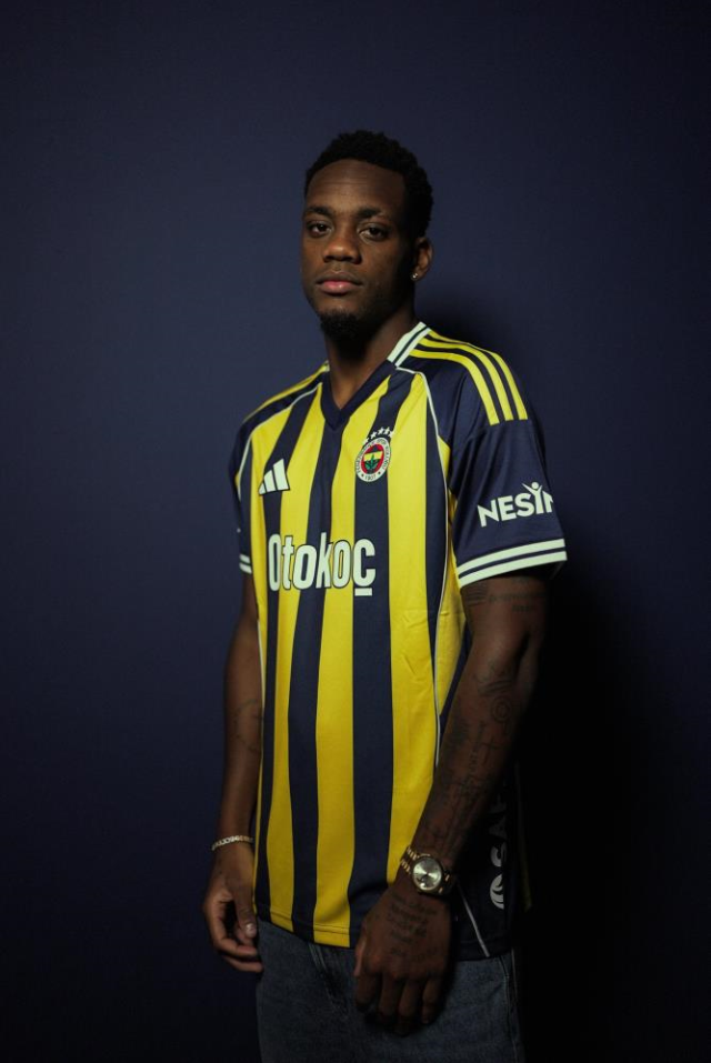 Fenerbahçe 77 milyon euroluk yeni golcüsüne formayı giydirdi