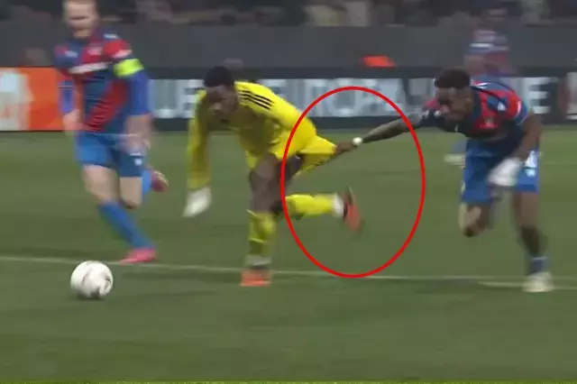 Fenerbah&ccedil;e 90+5'te penaltı bekledi! Pozisyonu inceleyen hakemden 'devam' kararı