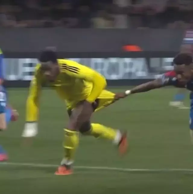 Fenerbah&ccedil;e 90+5'te penaltı bekledi! Pozisyonu inceleyen hakemden 'devam' kararı