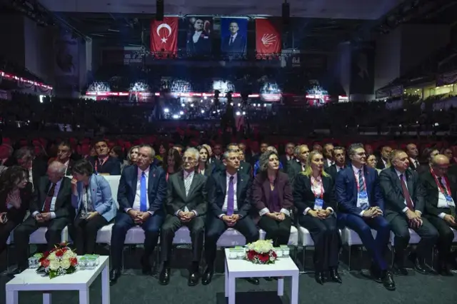 &Ouml;zg&uuml;r &Ouml;zel yeniden CHP Genel Başkanı se&ccedil;ildi