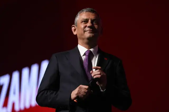 &Ouml;zg&uuml;r &Ouml;zel yeniden CHP Genel Başkanı se&ccedil;ildi