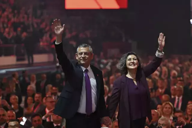 &Ouml;zg&uuml;r &Ouml;zel yeniden CHP Genel Başkanı se&ccedil;ildi