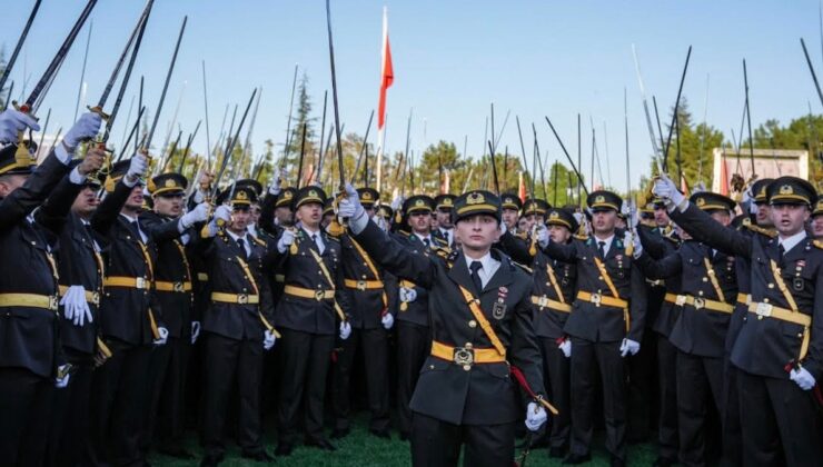 Atatürkçü teğmenlerin komutanının ihracı iptal edildi