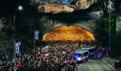 Bulgaristan’da onbinler sokağa çıkınca, karar iptal edildi
