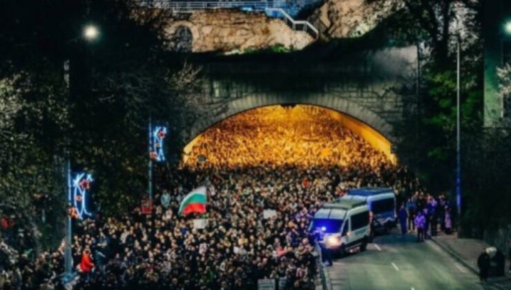 Bulgaristan’da onbinler sokağa çıkınca, karar iptal edildi