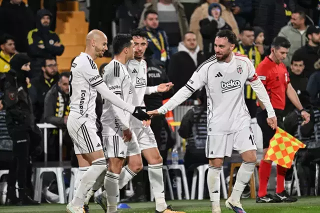 Yılın son derbisinde Beşiktaş, Fenerbahçe'yi 90+1'de yıktı Yılın son derbisinde Beşiktaş, Fenerbahçe'yi 90+1'de yıktı