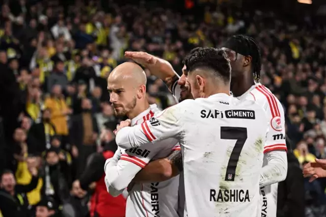 Yılın son derbisinde Beşiktaş, Fenerbahçe'yi 90+1'de yıktı Yılın son derbisinde Beşiktaş, Fenerbahçe'yi 90+1'de yıktı